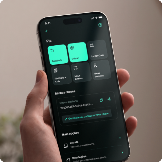 Pessoa segurando um celular com o aplicativo dmo banco digital Emirates Baas Bank aberto na seção de PIX e transferências