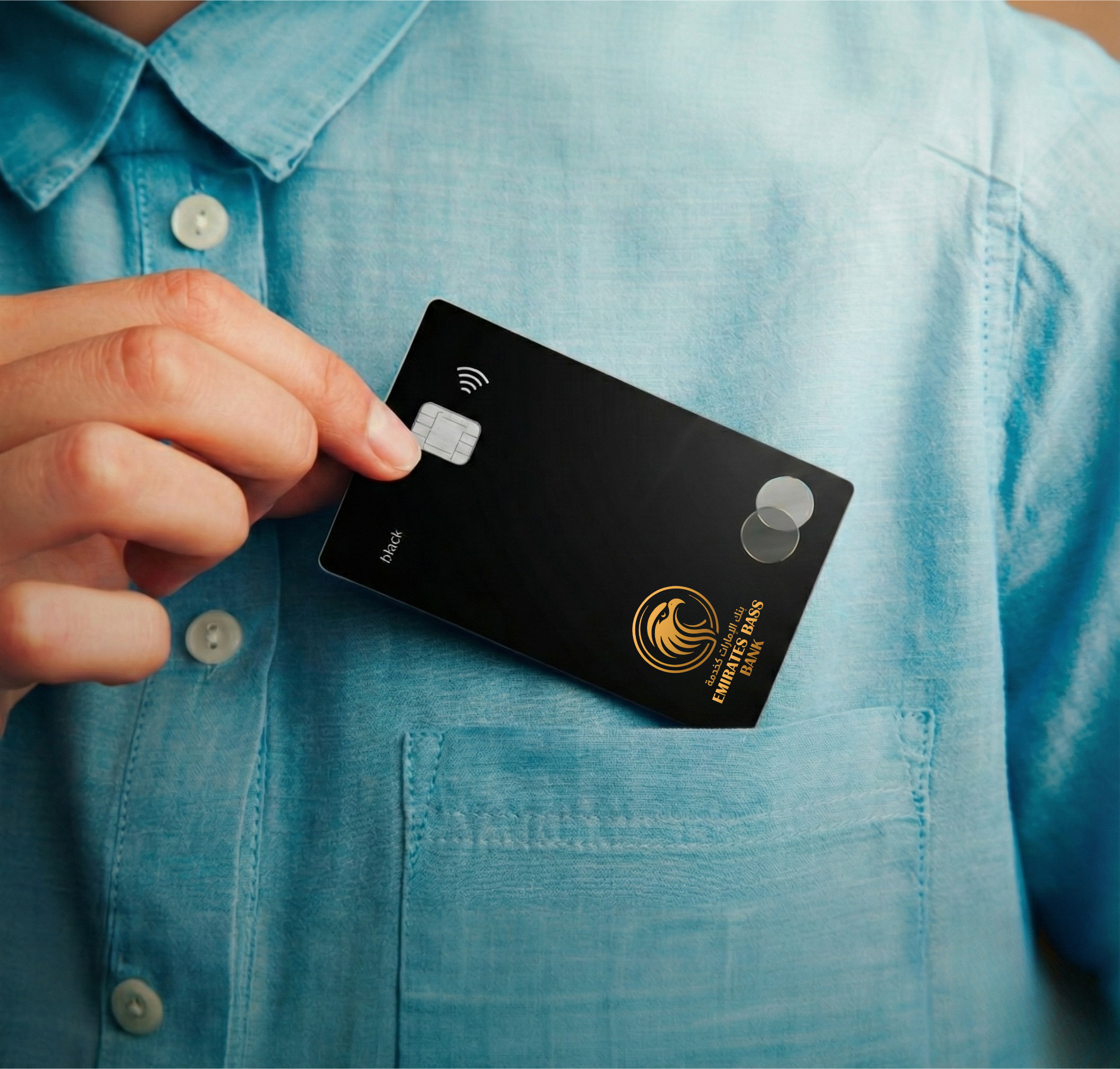 Homem colocando um cartão Black do banco digital Emirates Baas Bank em seu bolso da camisa